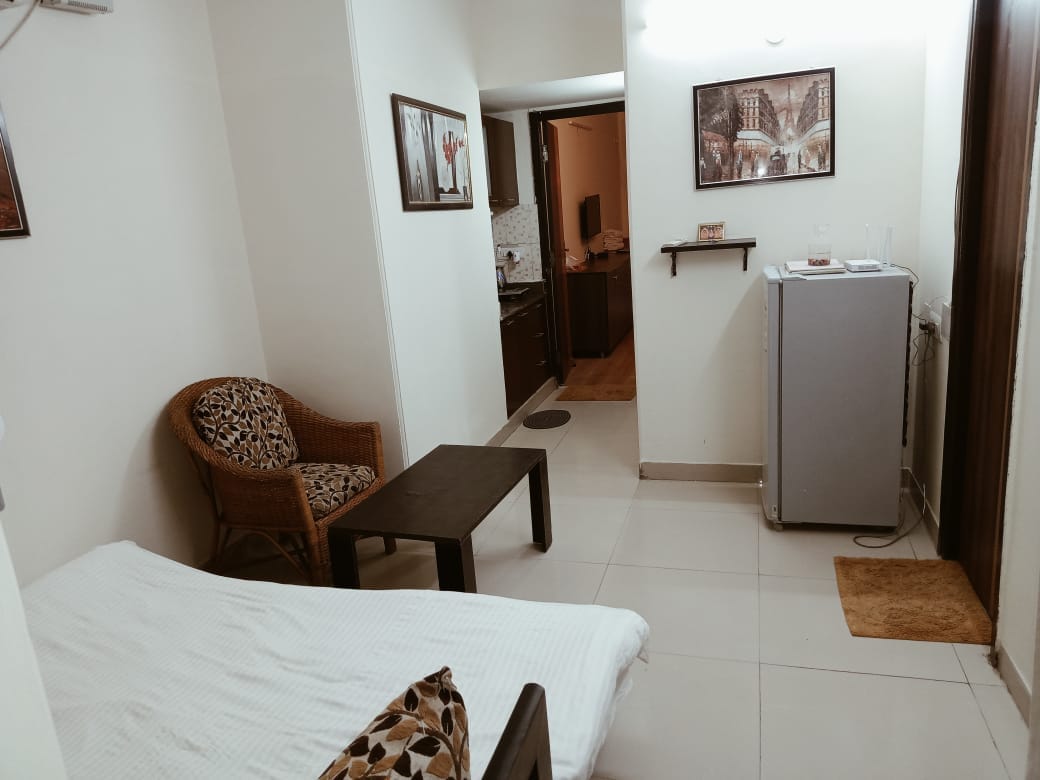 日间客房配备冰箱和沙发