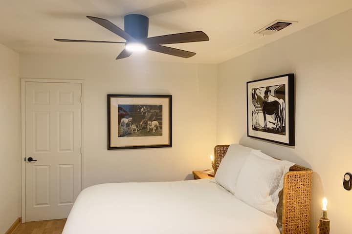 Dormitorio principal con baño principal, ventilador de techo, aire central, cama tamaño queen súper cómoda.