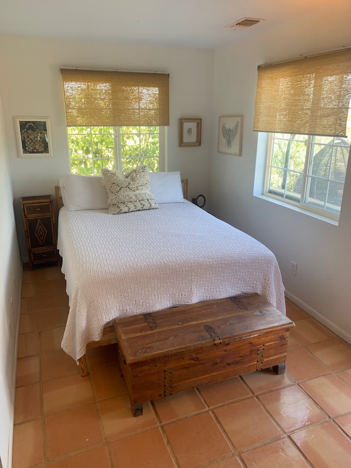 La habitación Sunrise tiene una cama individual y una cama completa.