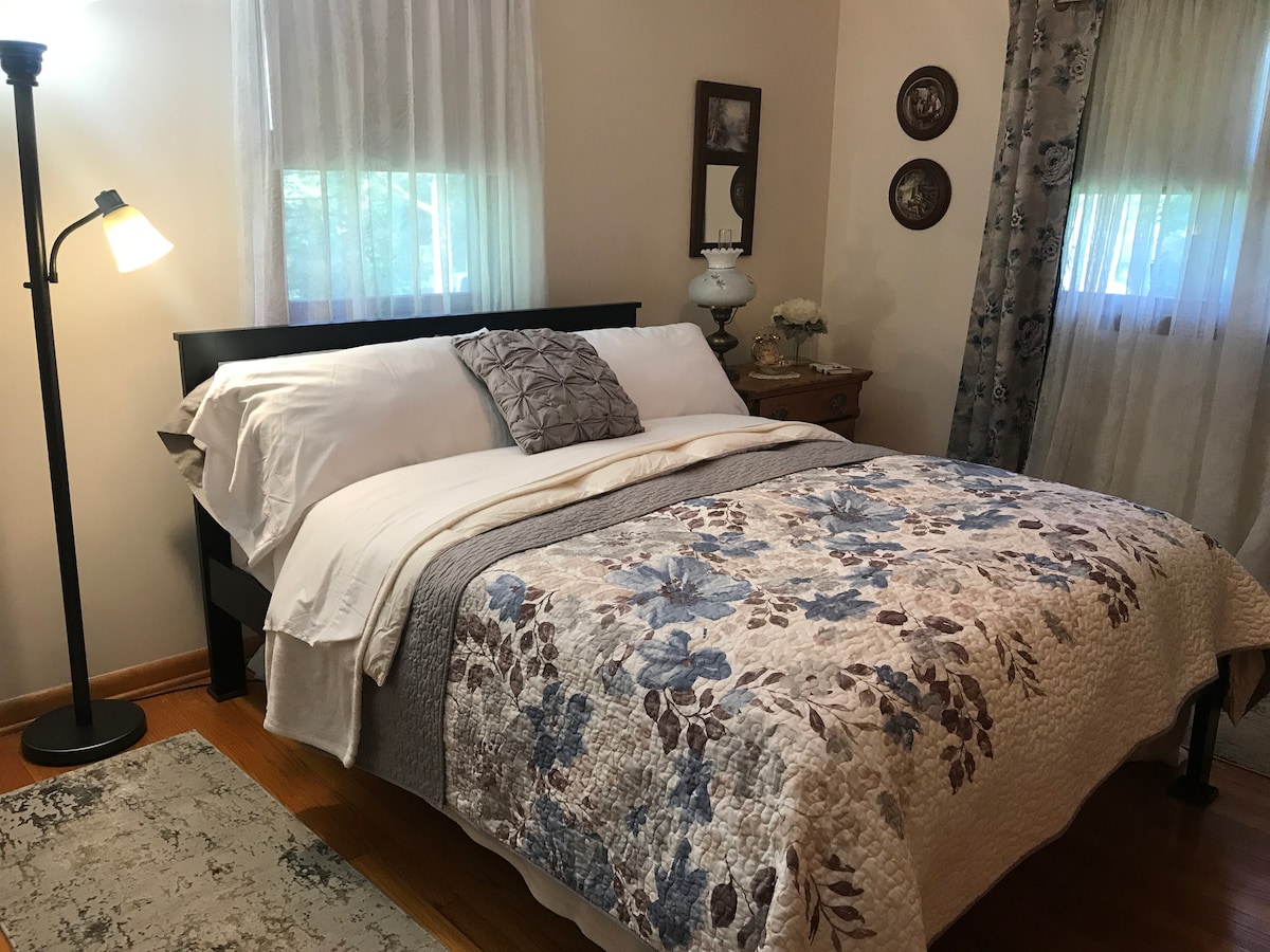 Hlavná spálňa s pohodlnou prikrývkou, tienidlá na zabránenie prenikania svetla do izby a nadýchané vankúše, ktoré vás prilákajú do vysnívaného spánku.