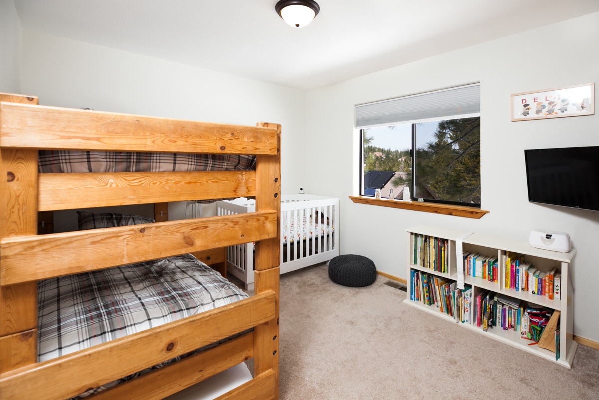 Спална соба и детско креветче, полни со многу книги за да ги забавувате вашите мали патници. 