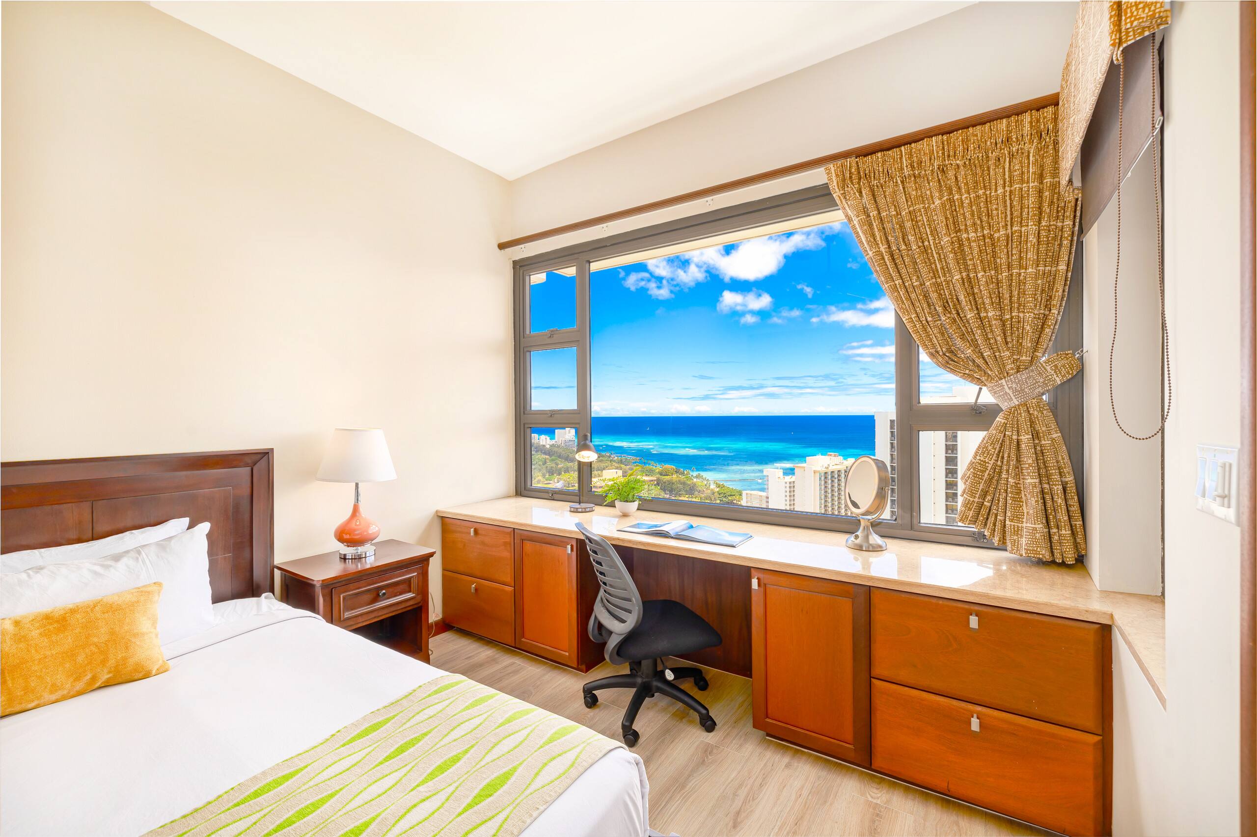 Condo in Honolulu · ★4.88 · 1 bedroom · 1 bed · 1 private bath - Image 15