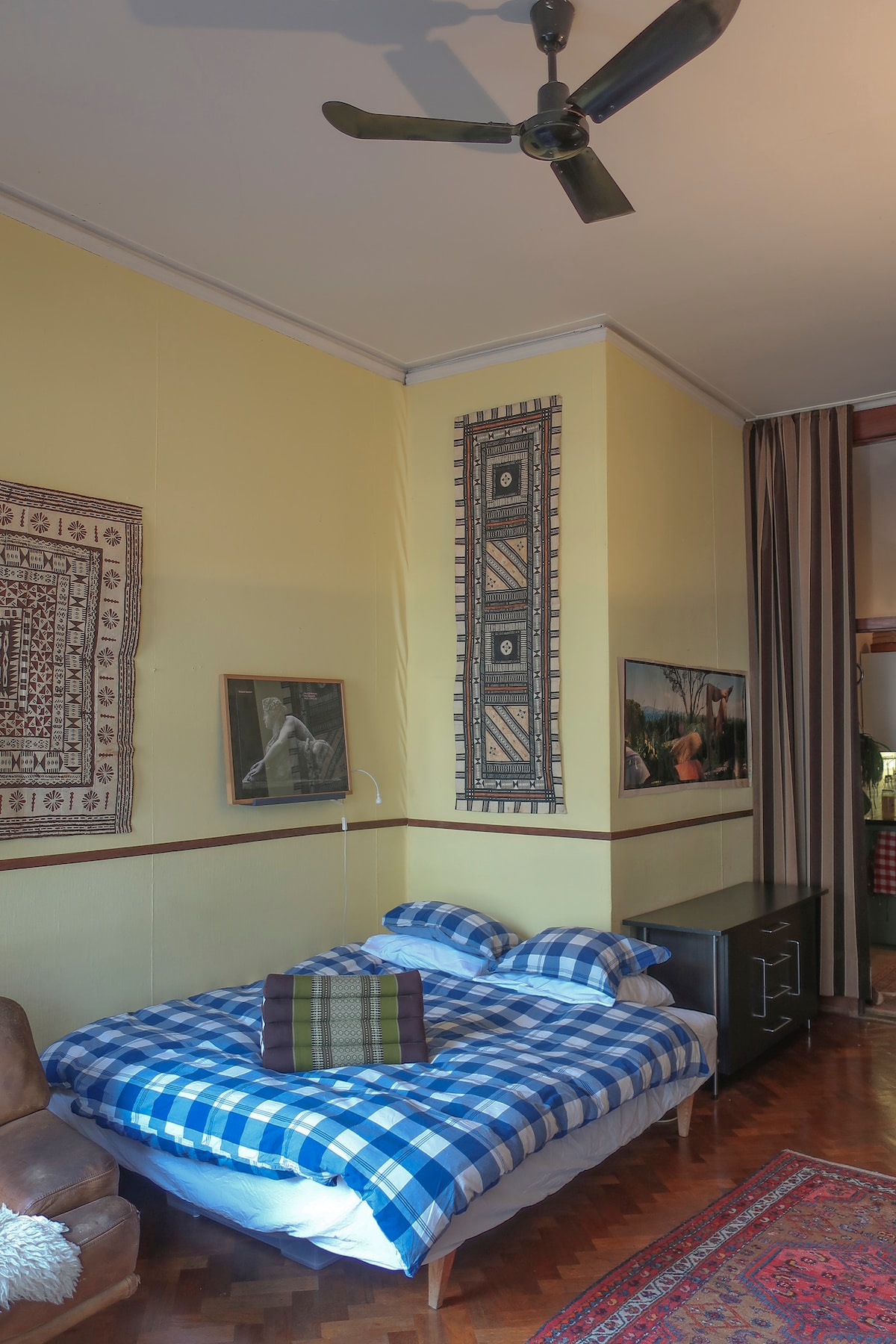 Bračni krevet (160x200)
Stropni ventilator
Centralno grijanje
Veliki klizni prozori
