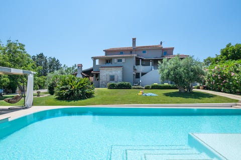 Spacious villa, large garden, pool and pool house