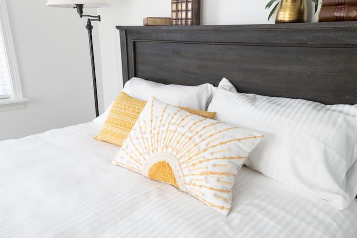 Upper floor - master bedroom - queen size