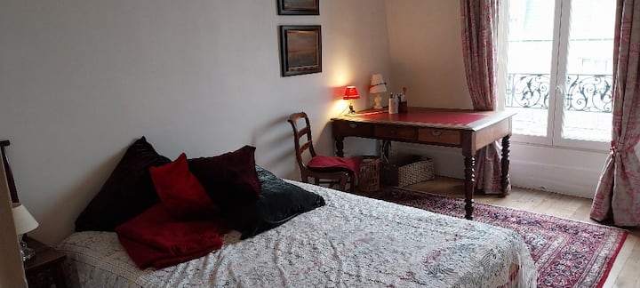 spavaća soba s bračnim krevetom