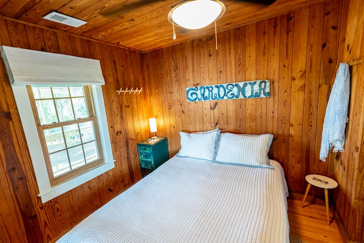 Schlafzimmer mit Queensize-Bett im Obergeschoss