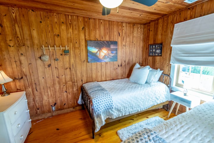 Schlafzimmer im Obergeschoss mit zwei Einzelbetten