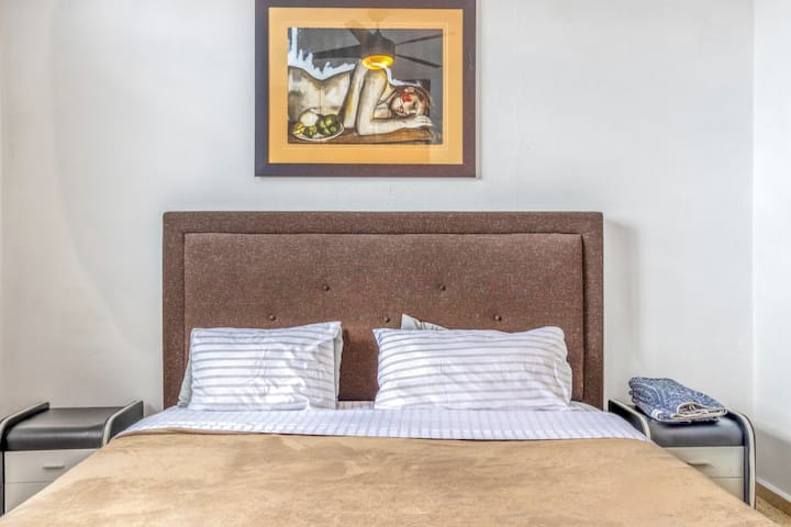 חדר שינה רביעי - מיטת קינג + חדר רחצה פרטי

חדר שינה אופנתי עם מיטת קינג סייז, מצעים רכים, חדר רחצה פרטי, מקום אחסון טוב ומזגן פיצול יעיל. מקום מפלט פרטי מושלם לאורחים המחפשים נוחות נוספת.