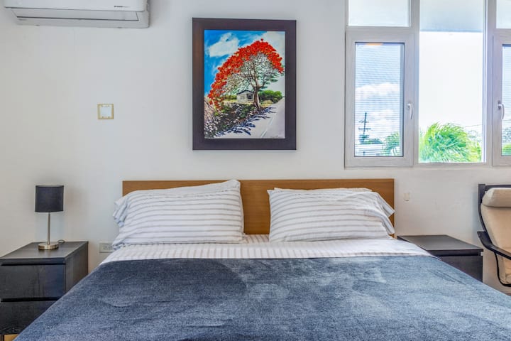 חדר שינה מעוצב עם תאורה רכה ועיצוב אמנותי