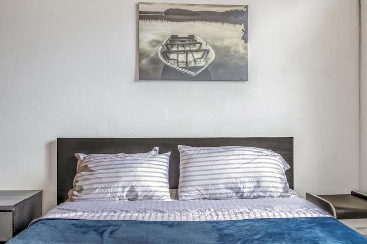 חדר שינה שני – מיטת קינג

חדר מואר ונוח עם מיטת קינג סייז, מצעים פרימיום, מקום אחסון מרווח ומזגן שקט. אידיאלי ללילות שלוים במקום שקט ומעוצב היטב.