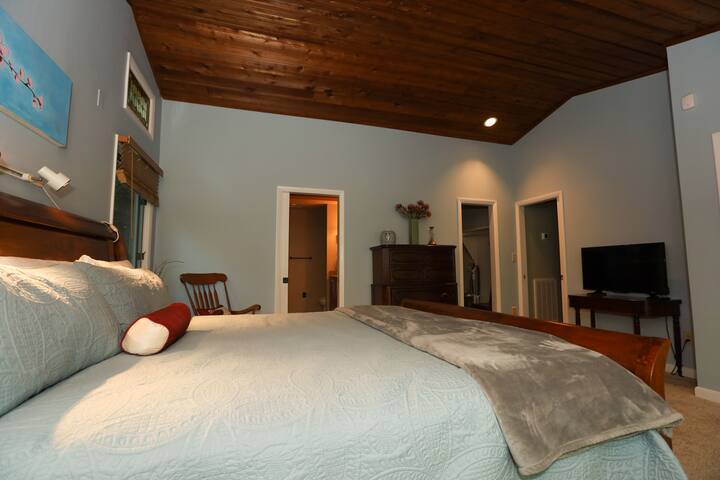 Woodland Retreat w/HOT TUB & DECKS gallery image 5