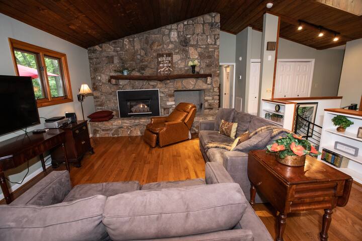 Woodland Retreat w/HOT TUB & DECKS gallery image 4