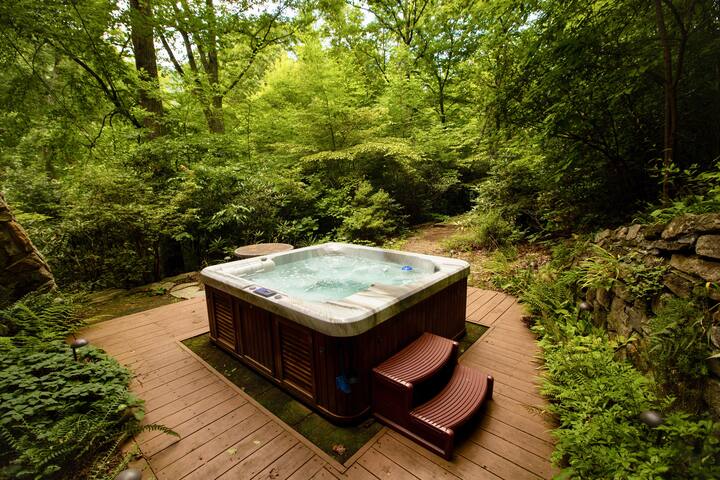 Woodland Retreat w/HOT TUB & DECKS gallery image 2