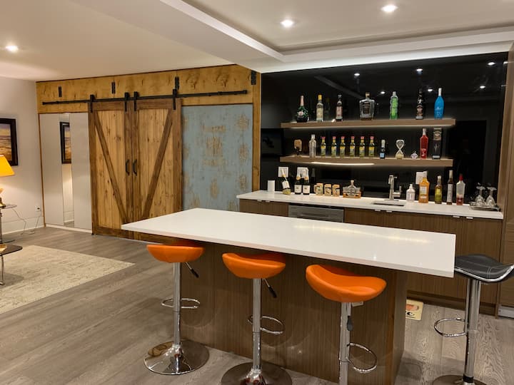 Large 3 bedroom guest house in Edgemont Village Guesthouses for Rent