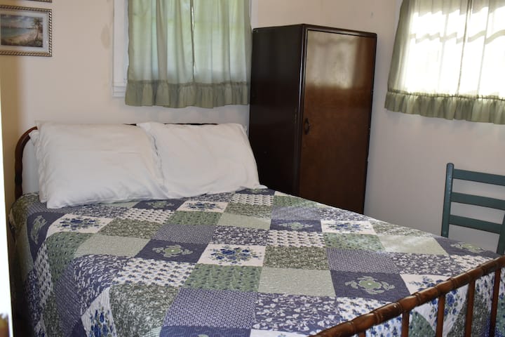 Chambre d'entrée avec un matelas pleine grandeur. 