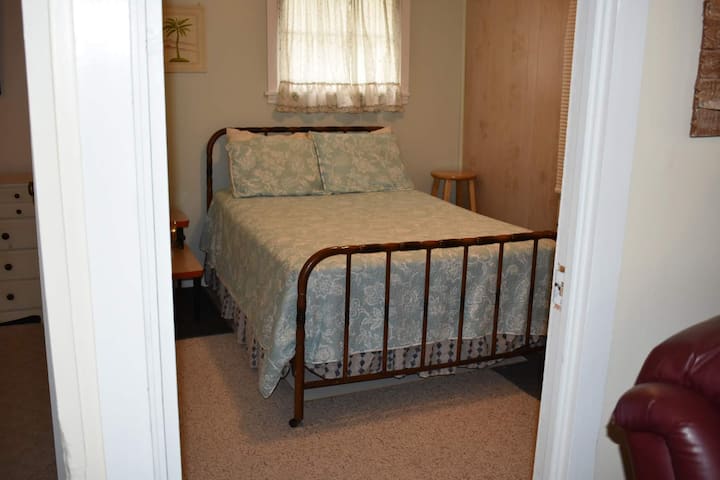 La chambre du milieu avec un lit d'appoint