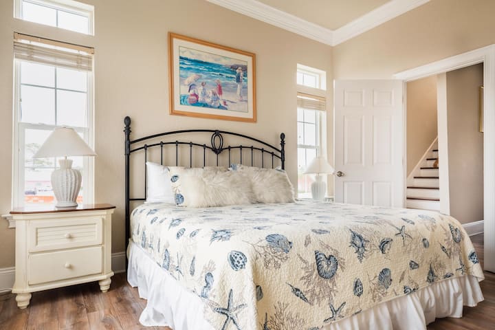 Ова е спалната соба на вториот кат со брачен кревет (широк 150-179 см).  Со овој простор има сопствена бања.  