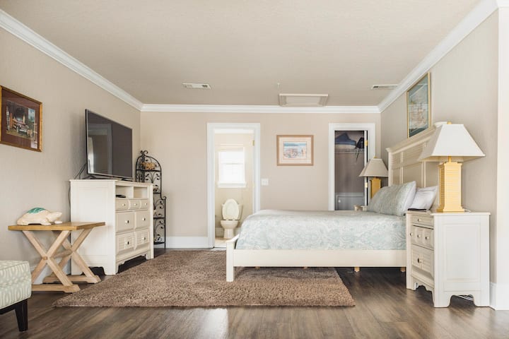 Ова е спалната соба на третиот кат која има приватен балкон.  Исто така, има простор за седење кој има кауч за спиење со брачен кревет (широк 150-179 см).  Има сопствена бања со целосна бања со оваа спална соба што може да ја видите во заднина.  Има хидромасажна када. 