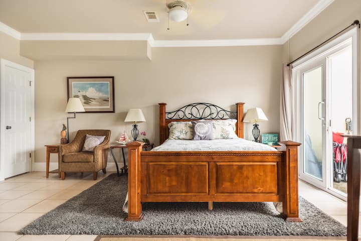 Ова е спалната соба и дневниот простор на првиот кат.  Ова може да се искористи за гости со проблеми со подвижноста и е целосно функционално со сопствена кујна, трпезарија и бања.  Со овој кат има приватен поплочен двор.  Има брачен кревет.