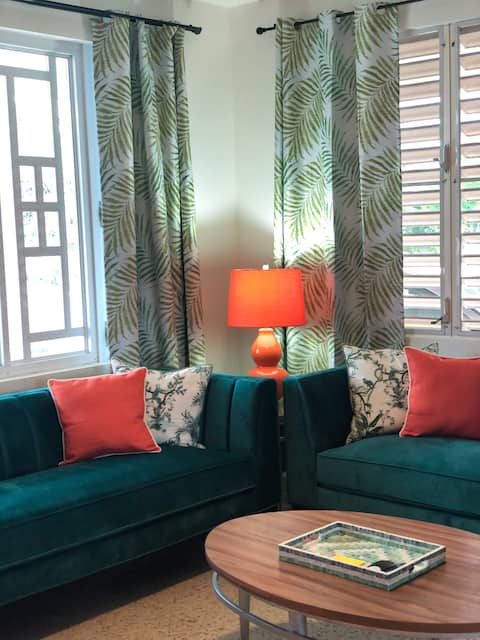 Mid-century beach bungalow, walk to restaurants