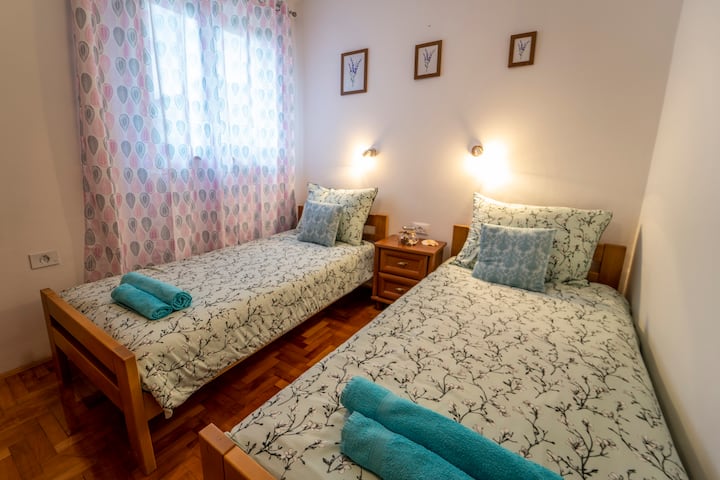 Спална соба со два кревета во стан на приземје