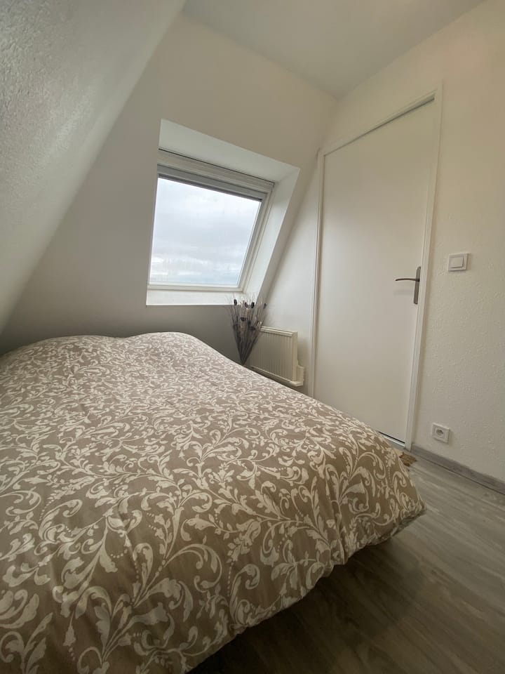 Chumba cha kulala na mwonekano wake wa bahari (huku kukiwa na upofu wa kuzima kwa asilimia 100) 