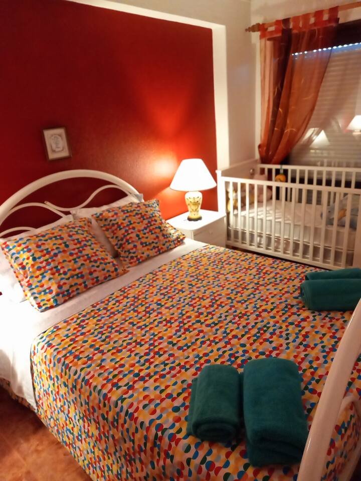 Двокреветна соба со детско креветче