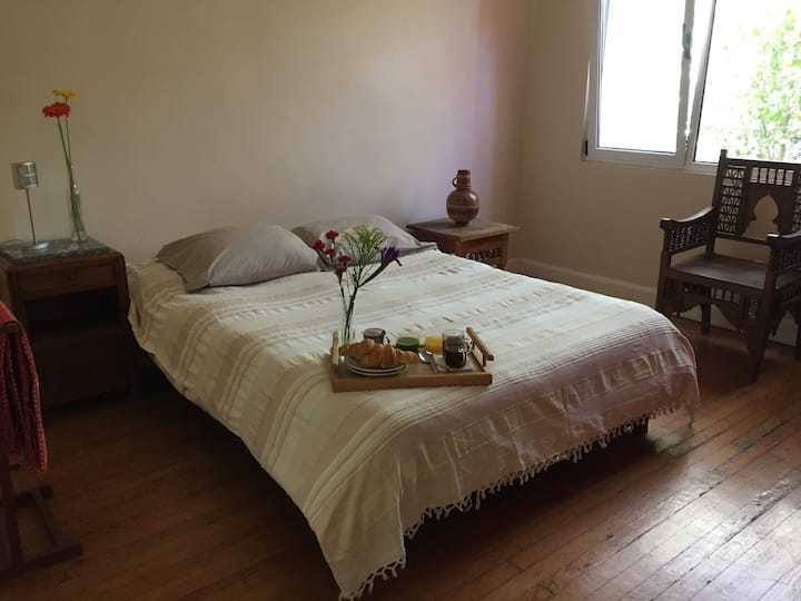 卧室2
可俯瞰街道树和双层玻璃窗户（安门口aislante del ruido/fenêtre à double vitrage ）