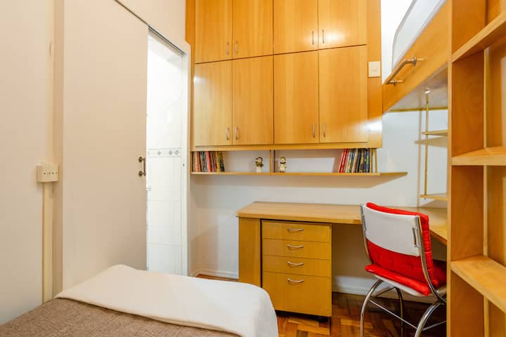 Този ъгъл показва едното легло отляво, а другото отгоре - достъпно чрез стълбището, което променихме позицията, за да можете да се изкачите. В долната част има плот за домашен офис.