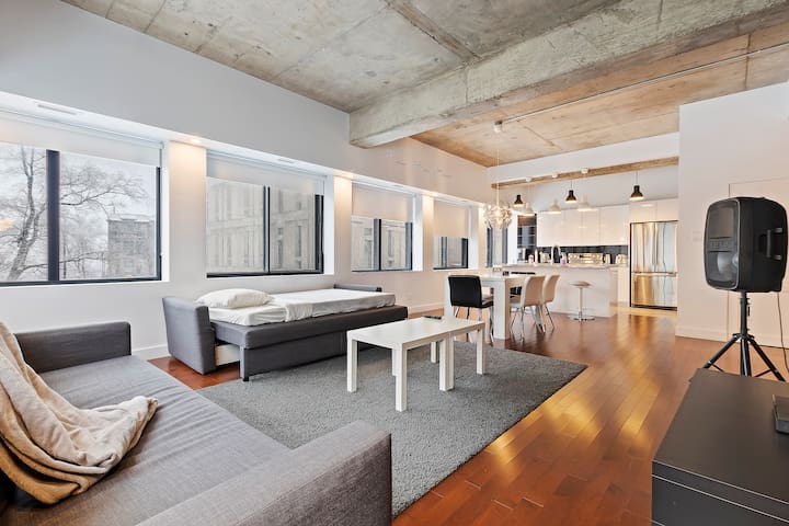 Modern | Plateau – Downtown | Free parking! gallery image 2