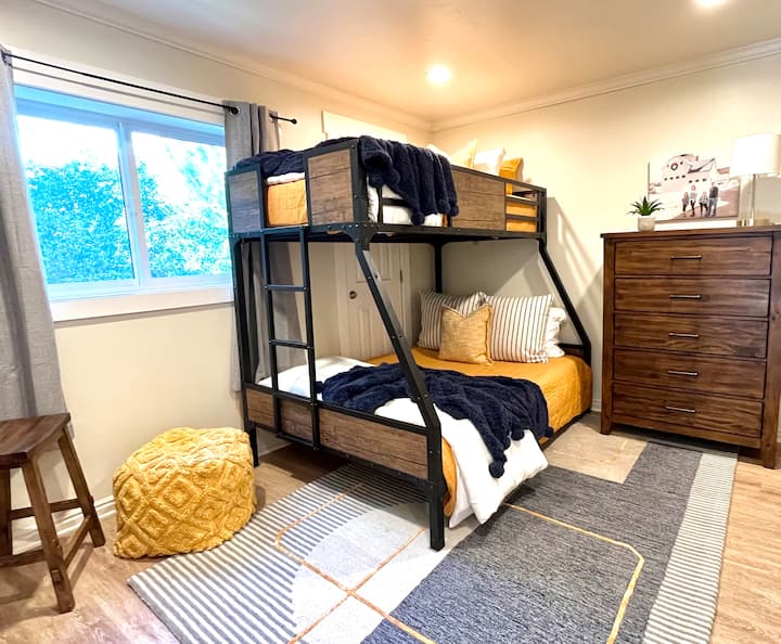 O quarto de hóspedes tem uma cama de solteiro sobre uma beliche completa.  Tem um armário e gavetas para armazenar todos os seus itens.  O quarto também tem sua própria suíte.