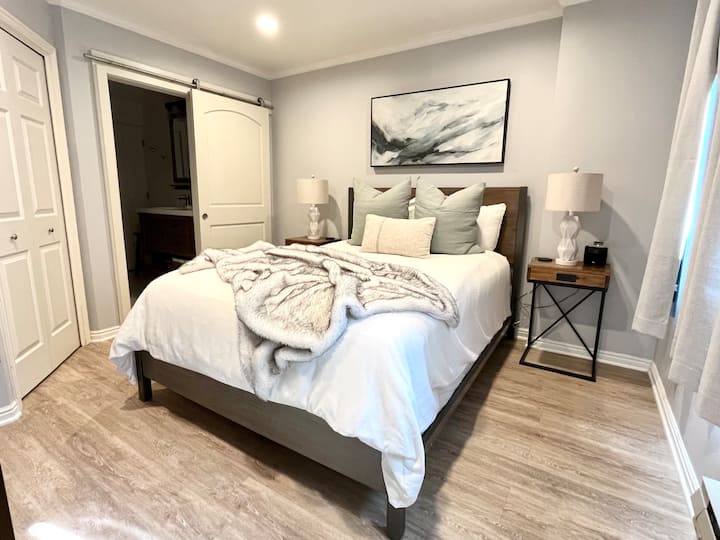 Bem-vindo à suíte master, onde uma confortável cama queen size espera por você. Uma TV inteligente grande espera por você, bem como cobranças ao lado da cama para ajudar você a recarregar as energias.  

O mestre possui SMART TV de 50"com TV por cabo e banheiro próprio.