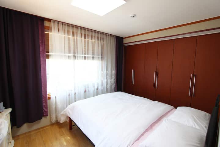 There is 1 wall-mounted air conditioner.