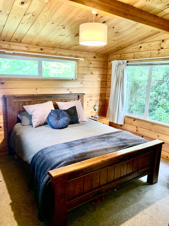 Cama king size en el dormitorio principal