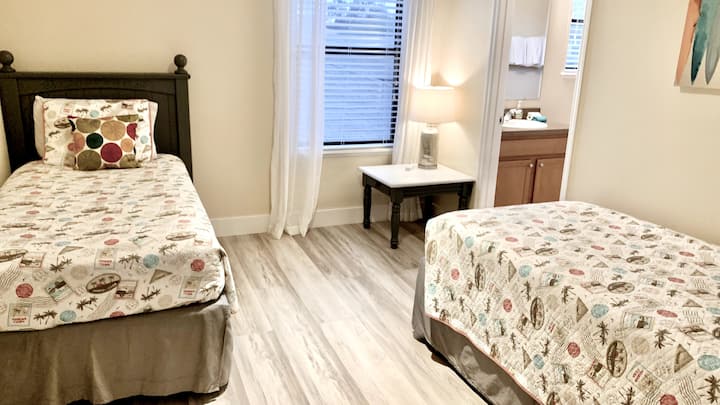 Chumba cha kulala #5 - Ghorofa ya juu - Chumba cha kulala cha wavulana kina bafu/bafu.