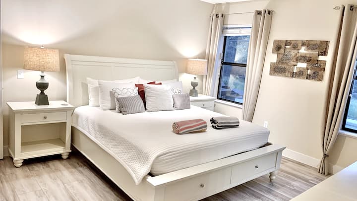 Chumba cha kulala #1 - Ghorofa ya chini - Master King Suite 1 - Ufikiaji na mwonekano wa Bwawa la Kuogelea na Eneo la Uhifadhi.

