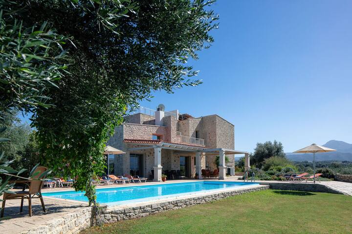 Villa Luni, a natural haven! gallery image 2