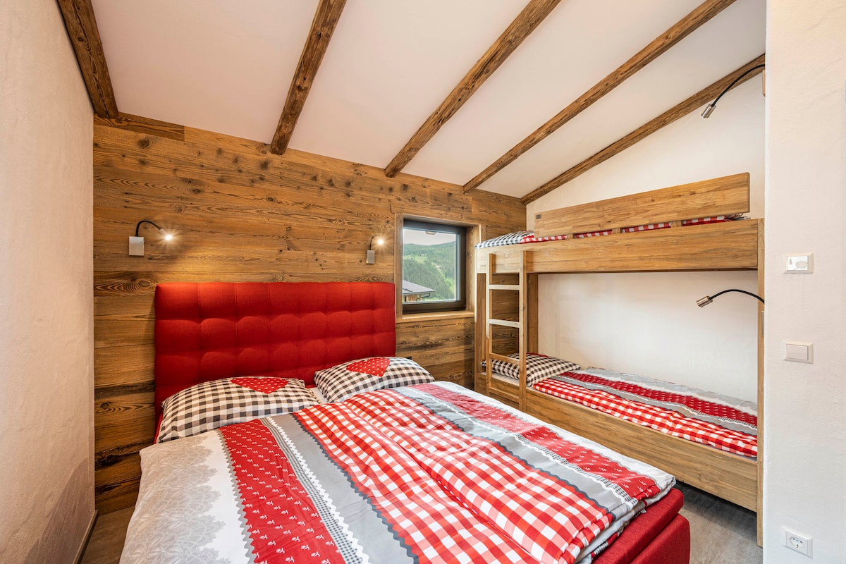 Dnevna soba s krevetom na kat i televizorom