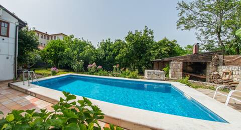 Gorgeous Hideout ★ Pool ★ Parking ★ Patio ★ Grill