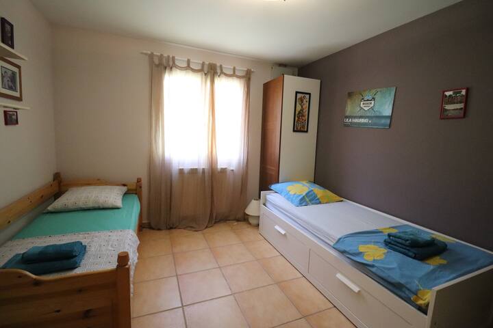 V spálni 3 - 2 jednolôžka - poschodie