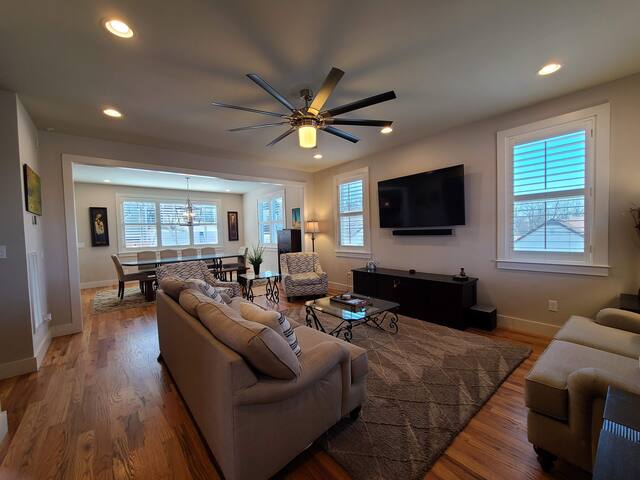 Hot Tub! Sleeps 12! 2 Private Units! 6 Bedrooms! gallery image 4