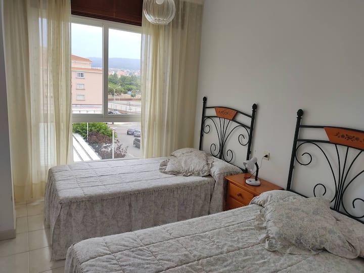 chumba cha kulala na vitanda viwili pacha