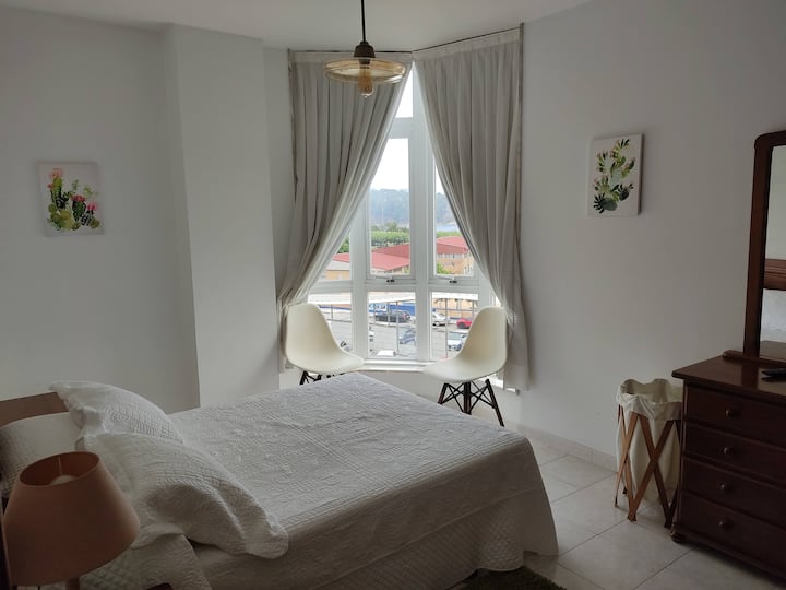 kitanda cha malkia chumba cha kulala