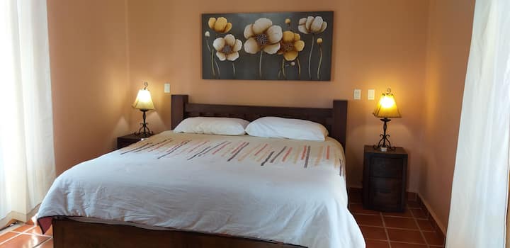 חדר שינה למעלה עם מיטת קינג סייז. 