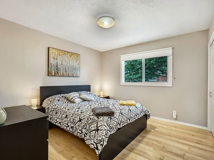 ห้องนอน 2: ที่นี่เรามีเตียงควีนไซส์และตู้เสื้อผ้าเดี่ยว  ห้องนี้มีขนาดใหญ่พอสำหรับเด็กทารก/เด็กวัยหัดเดินเล่น