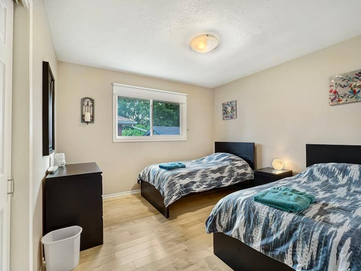 ห้องนอน 3: ห้องนอนนี้มีเตียงแฝด 2 เตียงและตู้เสื้อผ้าเดี่ยว  มีม่านม้วนสีเข้มในห้องนอนทั้งหมด