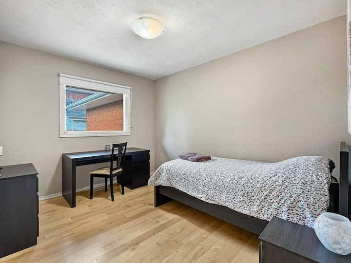 ห้องนอน 4: นี่เป็นห้องนอนที่เล็กที่สุดมีเตียงแฝด 1 เตียงตู้ลิ้นชักเดี่ยวและโต๊ะทำงานและยังคงกว้างขวางพอสมควร  มีม่านม้วนทำให้ห้องมืดลงบนหน้าต่าง..  