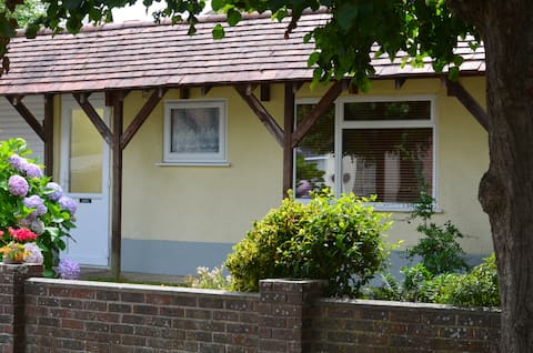 Top Airbnb: Bournemouth GARDEN FLAT adj. Christchurch. in Christchurch