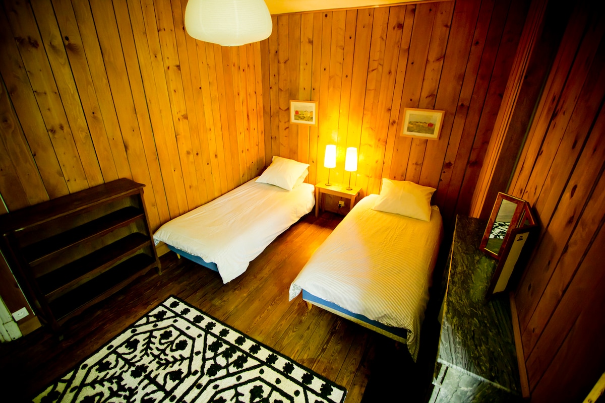 ห้องนอน 2 เตียงเดี่ยว 90 ซม.